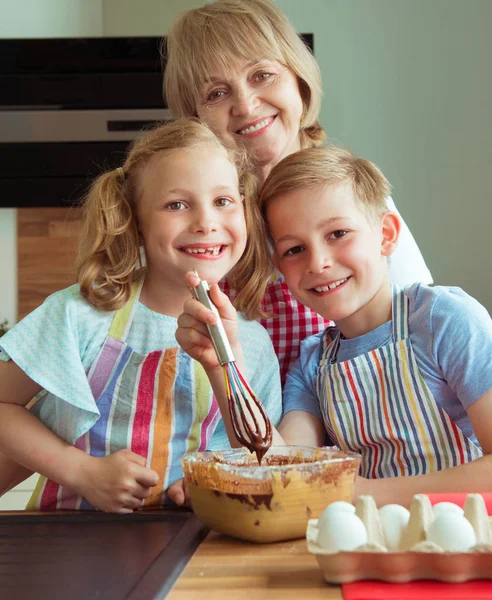 Portrét Šťastná Babička Její Vnoučata Bavit Během Pečení Čokoládové Cookies — Stock fotografie
