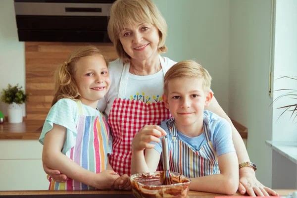 Retrato Bela Avó Feliz Seus Netos Cozinha Moderna Divertindo Durante — Fotografia de Stock