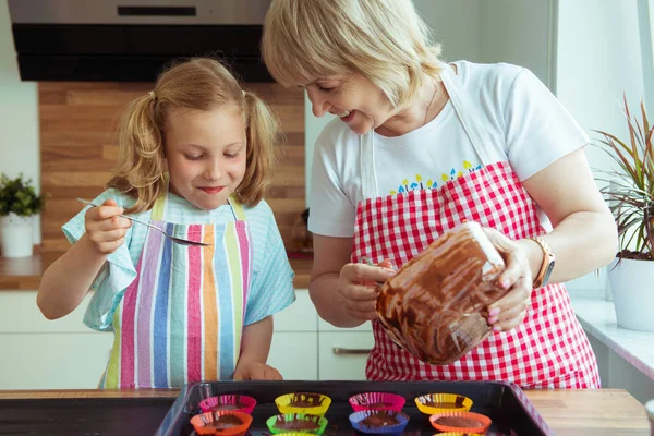 Ritratto Bella Nonna Felice Sua Nipote Cucina Moderna — Foto Stock