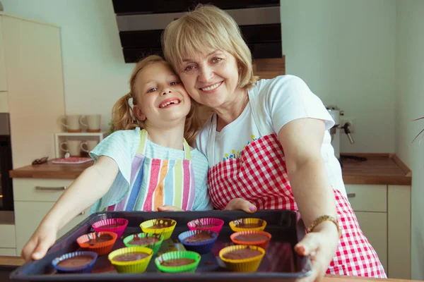 Porträtt Glada Vackra Mormor Och Hennes Barnbarn Moderna Köket Har — Stockfoto