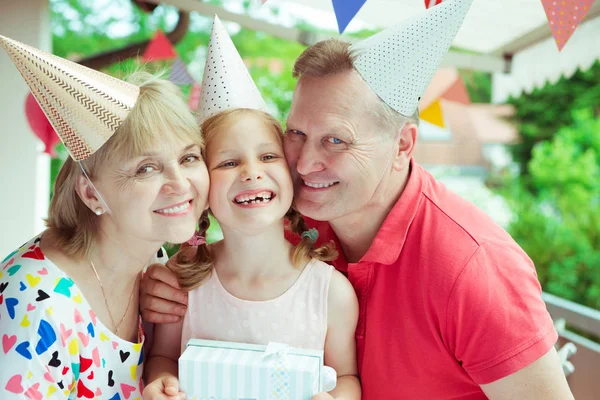 Retrato Avós Felizes Comemorando Aniversário Com Sua Neta Bonita Terraço — Fotografia de Stock