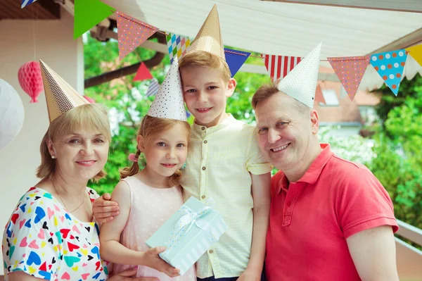 Πολύχρωμο Πορτρέτο Της Ευτυχής Μεγάλη Οικογένεια Γιορτάσουν Γενέθλια Και Παππούδες — Φωτογραφία Αρχείου