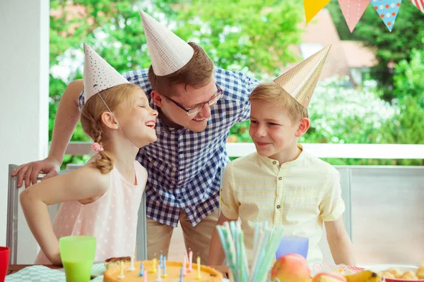 Retrato Família Jovem Feliz Comemorar Aniversário Terraço Decorado Colorido — Fotografia de Stock