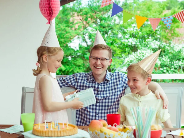 Retrato Família Jovem Feliz Comemorar Aniversário Terraço Decorado Colorido — Fotografia de Stock