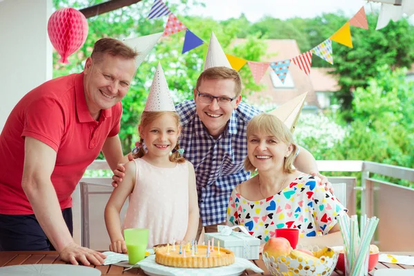 Kolorowy Portret Szczęśliwy Duże Rodziny Okazji Urodzin Dziadkowie Dać Prezent — Zdjęcie stockowe