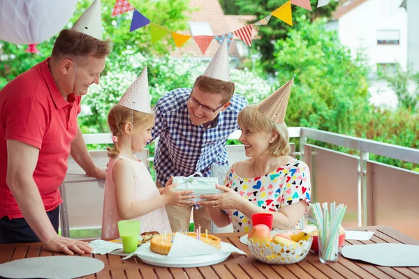 Retrato Abuelos Felices Celebrando Cumpleaños Con Pequeña Nieta Colorida Terraza — Foto de Stock