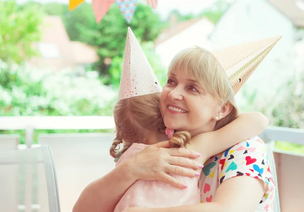 Retrato Avó Feliz Abraçar Sua Neta Sua Festa Aniversário Terraço — Fotografia de Stock