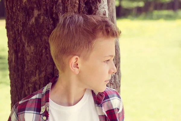 Porträt Eines Attraktiven Jungen Teenagers Karierten Hemd Auf Dem Schulhof — Stockfoto