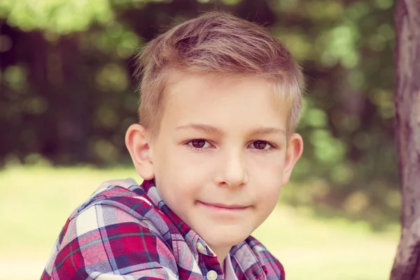 Portret Van Een Aantrekkelijke Jonge Tiener Een Geruit Shirt Het — Stockfoto