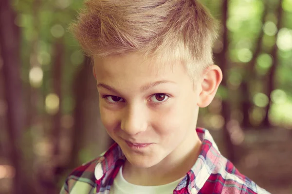 Okul Bahçesinde Ekose Gömlekli Çekici Bir Gencin Portresi — Stok fotoğraf