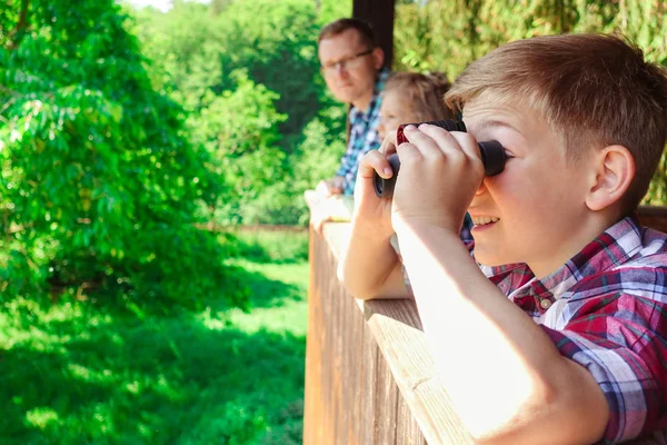 Glada Unga Nyfikna Familjen Utforska Vilda Parken Och Letar Efter — Stockfoto