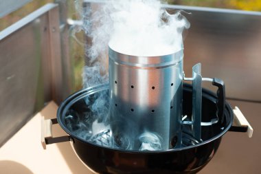 Bir büyük marş Barbekü ızgara için bir alev ateşleme sırasında fotoğraf