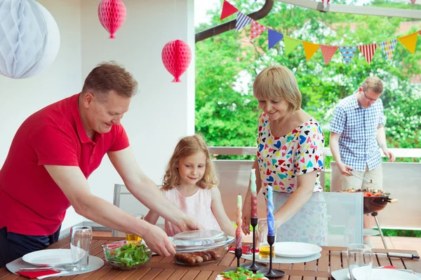 Happy Stor Familj Att Kul Och Njuta Deras Samtal Med — Stockfoto