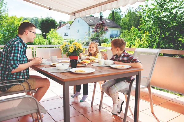 Счастливая Молодая Семья Веселится Завтраком Большой Террасе Дома — стоковое фото