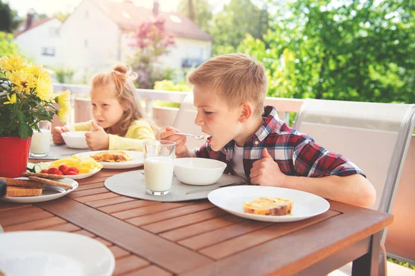 Felice Giovane Famiglia Divertirsi Durante Colazione Sulla Grande Terrazza Casa — Foto Stock