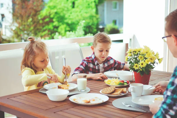 Happy Young Family Having Fun Breakfast Big Terrasse Home — Stock Photo, Image