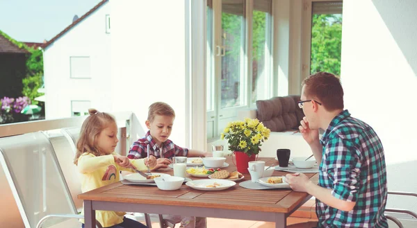 Szczęśliwa Młoda Rodzina Zabawy Podczas Śniadania Dużym Tarasie Domu — Zdjęcie stockowe