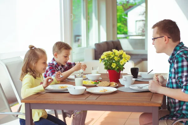 Happy Young Family Having Fun Breakfast Big Terrasse Home — Stock Photo, Image