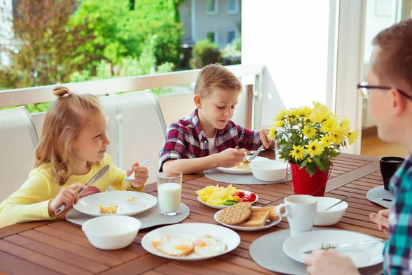 Fröhliche Junge Familie Beim Frühstück Auf Der Großen Terrasse Hause — Stockfoto