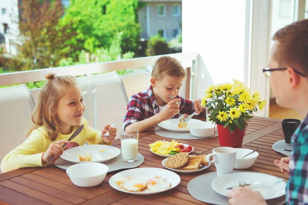 Счастливая Молодая Семья Веселится Завтраком Большой Террасе Дома — стоковое фото