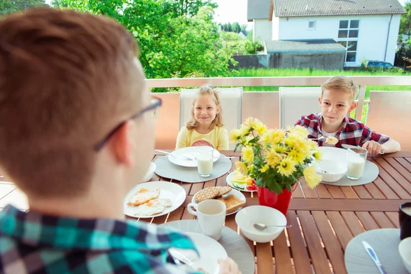 Glad Ung Familj Kul Frukost Den Stora Terrassen Hemma — Stockfoto