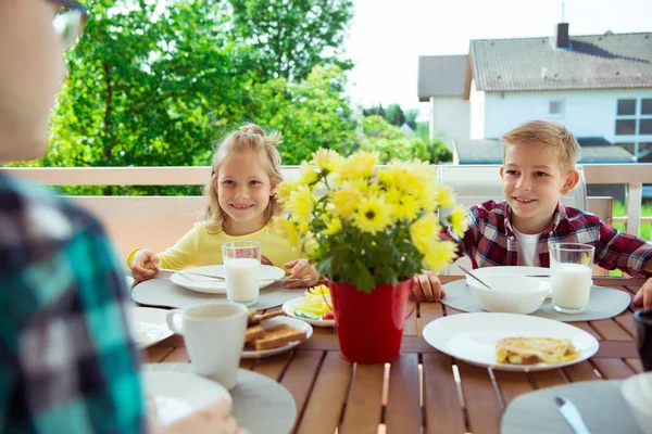 Feliz Jovem Família Divertindo Durante Café Manhã Grande Terraço Casa — Fotografia de Stock