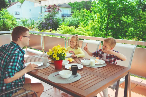 Feliz Jovem Família Divertindo Durante Café Manhã Grande Terraço Casa — Fotografia de Stock