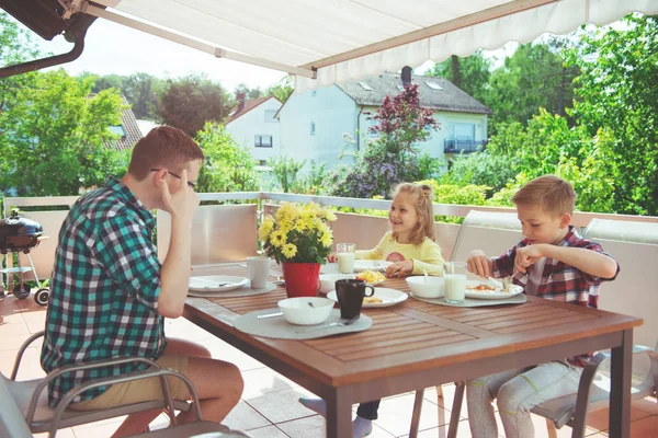 Glad Ung Familj Kul Frukost Den Stora Terrassen Hemma — Stockfoto