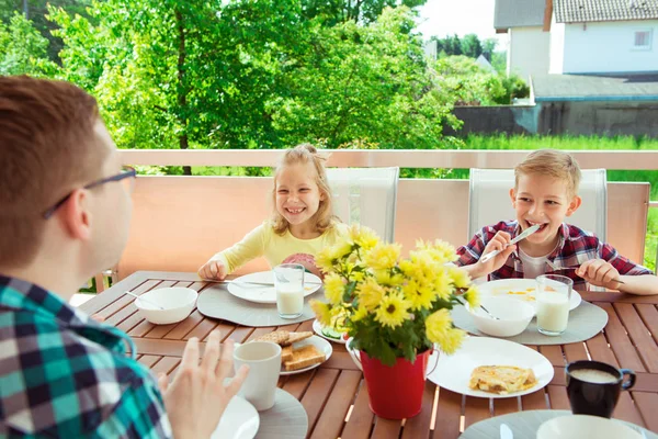 Feliz Familia Joven Divirtiéndose Durante Desayuno Gran Terraza Casa — Foto de Stock