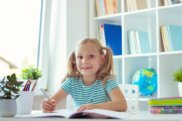 Masada Yazma Sınıf Güzel Kız Öğrenci Portresi — Stok fotoğraf