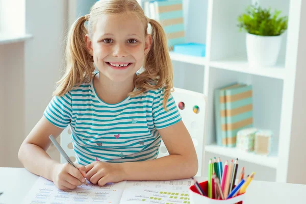 Portrait Jolie Écolière Classe Écrivant Table — Photo