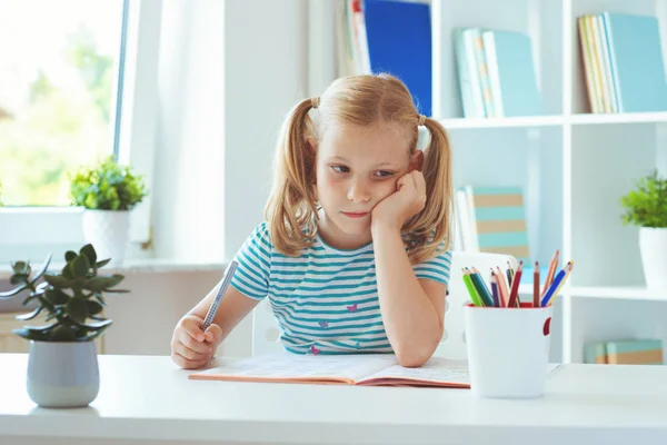 Porträtt Trött Liten Skolflicka Vid Bordet Ljusa Klassrum — Stockfoto