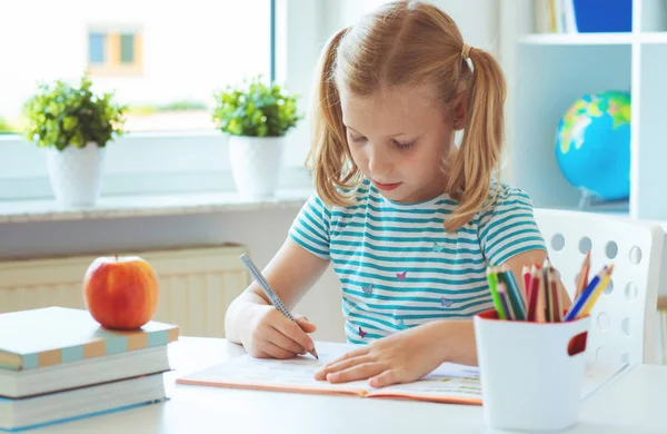 Porträtt Pretty Skolflicka Klassrummet Skriva Vid Bordet — Stockfoto