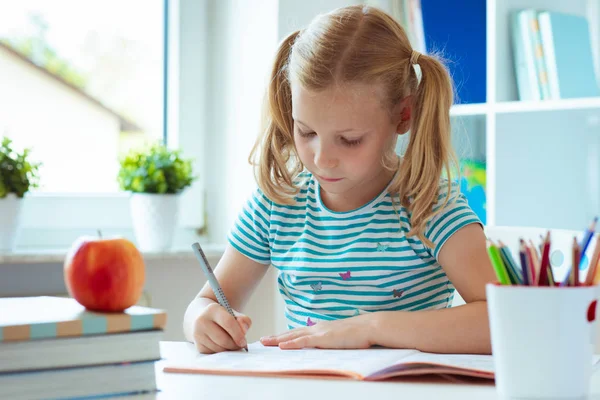 Retrato Una Linda Colegiala Aula Escribiendo Mesa —  Fotos de Stock