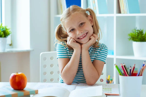 Porträtt Leende Söt Skolflicka Sitter Vid Bordet Vit Vid Ljusa — Stockfoto