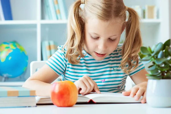 Porträt Eines Niedlichen Kleinen Mädchens Liest Buch Tisch Hellen Klassenzimmer — Stockfoto