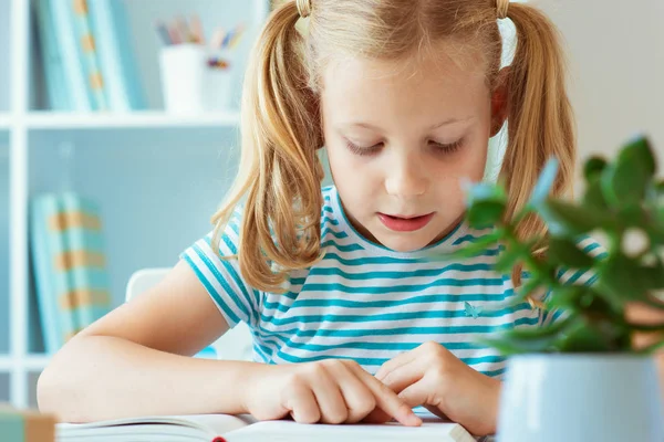 Porträtt Söt Liten Flicka Läsa Bok Vid Bordet Ljusa Klassrum — Stockfoto