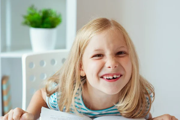 Портрет Смішної Маленької Школярки Столом Книгами Класі — стокове фото