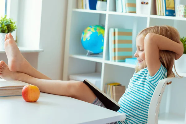 Retrato Niña Divertida Escuela Relajante Lee Libro Mesa Sala Luz —  Fotos de Stock