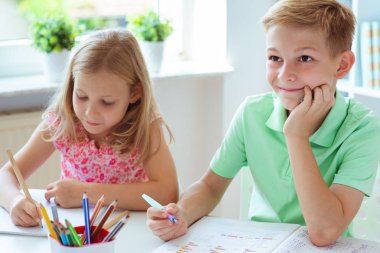 Sevimli okul okula geri geldi ve sınıfta masada öğrenme