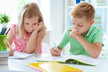 Sevimli okul okula geri geldi ve sınıfta masada öğrenme