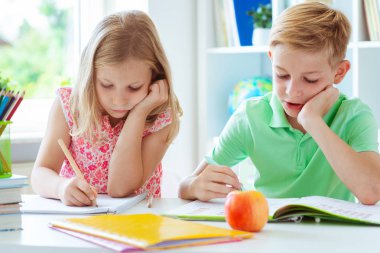 Sevimli okul okula geri geldi ve sınıfta masada öğrenme