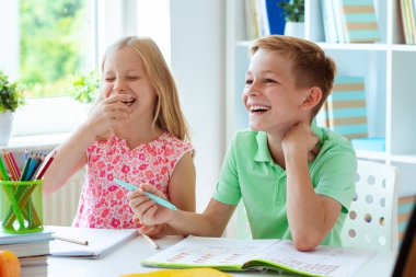 Sevimli okul okula geri geldi ve sınıfta masada öğrenme