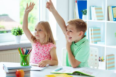 Mutlu okul çocuk portresi okul ve sınıf öğrenme için döndüm