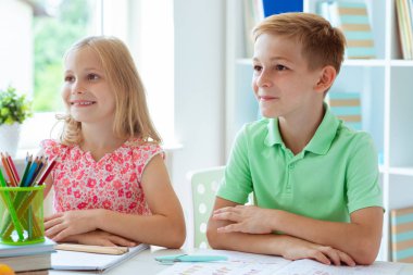 Sevimli okul okula geri geldi ve sınıfta masada öğrenme