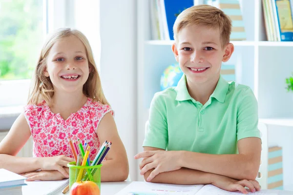 Des Écoliers Mignons Sont Revenus École Apprendre Table Classe — Photo