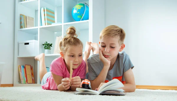 Porträt Zweier Glücklicher Kinder Die Hause Ein Buch Auf Dem — Stockfoto