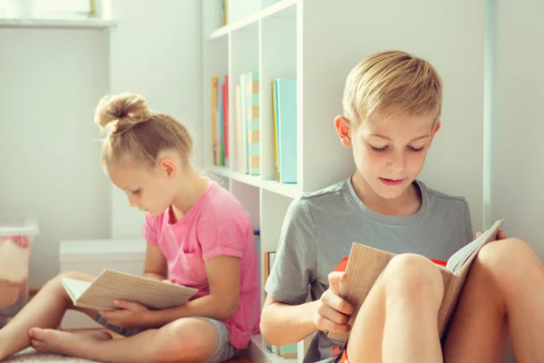 Duas Crianças Felizes Lendo Livros Chão Biblioteca Escola — Fotografia de Stock