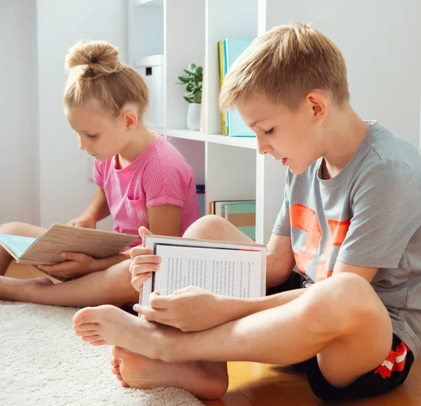 Zwei Glückliche Kinder Lesen Bücher Auf Dem Fußboden Der Schulbibliothek — Stockfoto