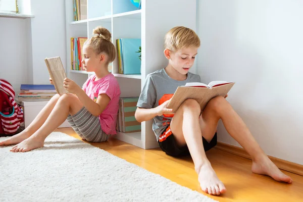 Δύο Χαρούμενα Παιδιά Ανάγνωση Βιβλίων Στο Πάτωμα Στη Σχολική Βιβλιοθήκη — Φωτογραφία Αρχείου